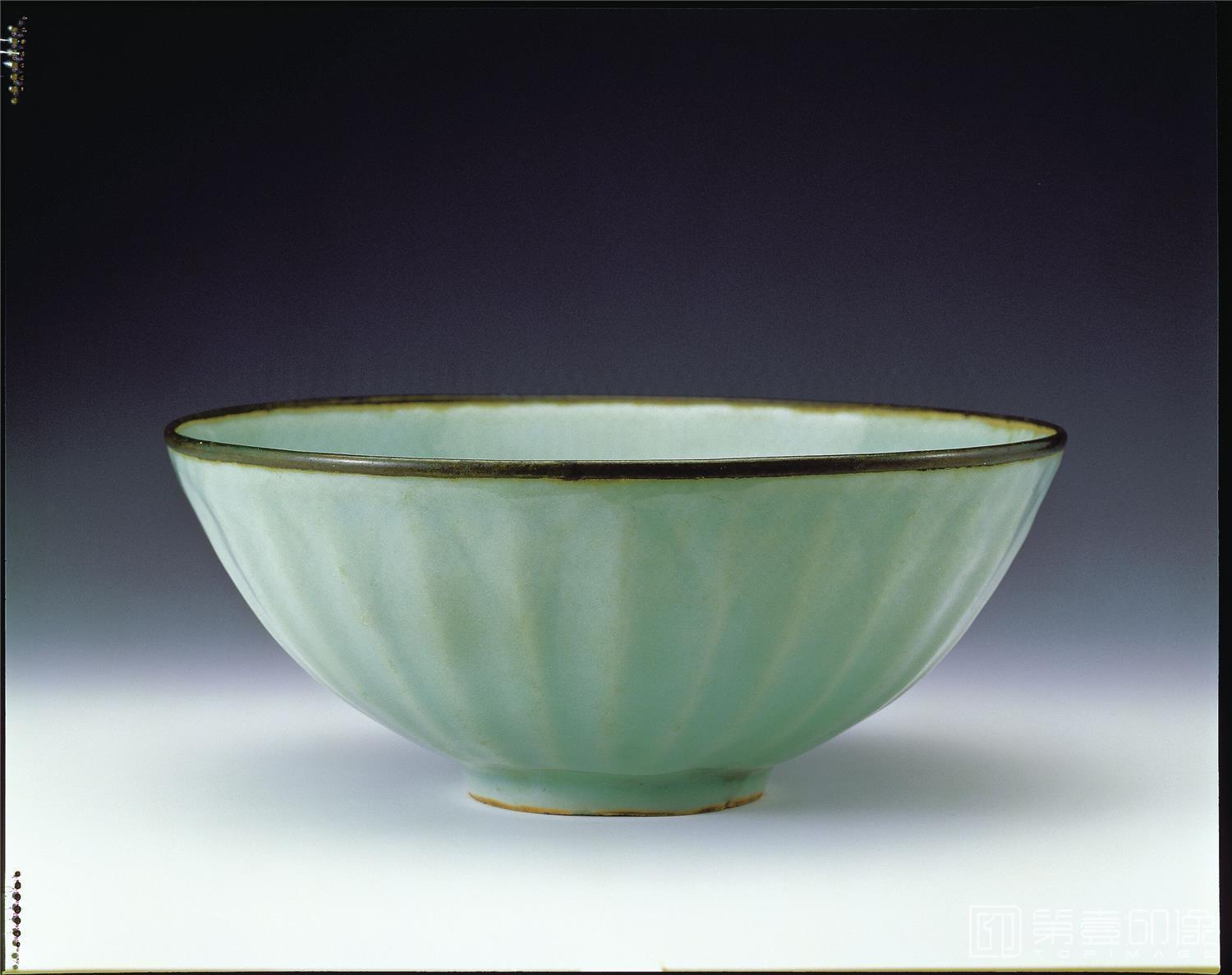 龙泉窑青瓷莲瓣碗十三世纪高9.0公分口径31.3公分底径7.0公分-未知-文物 